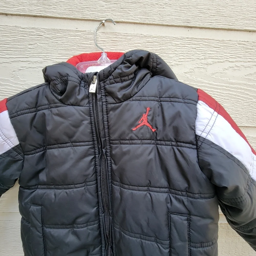 Jordán fleece lined boy's jacket size 3T color black and red